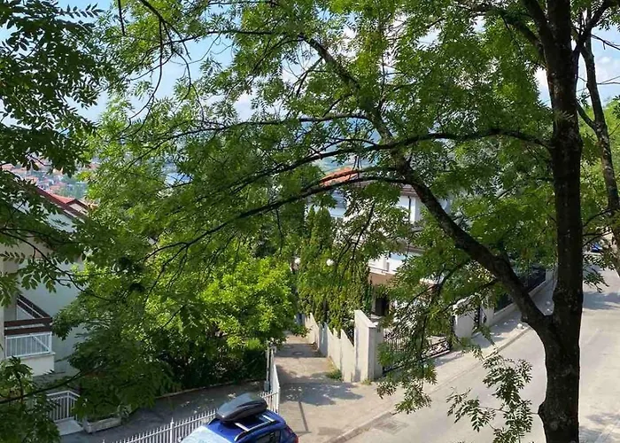 Center Escape Quiet And Bright